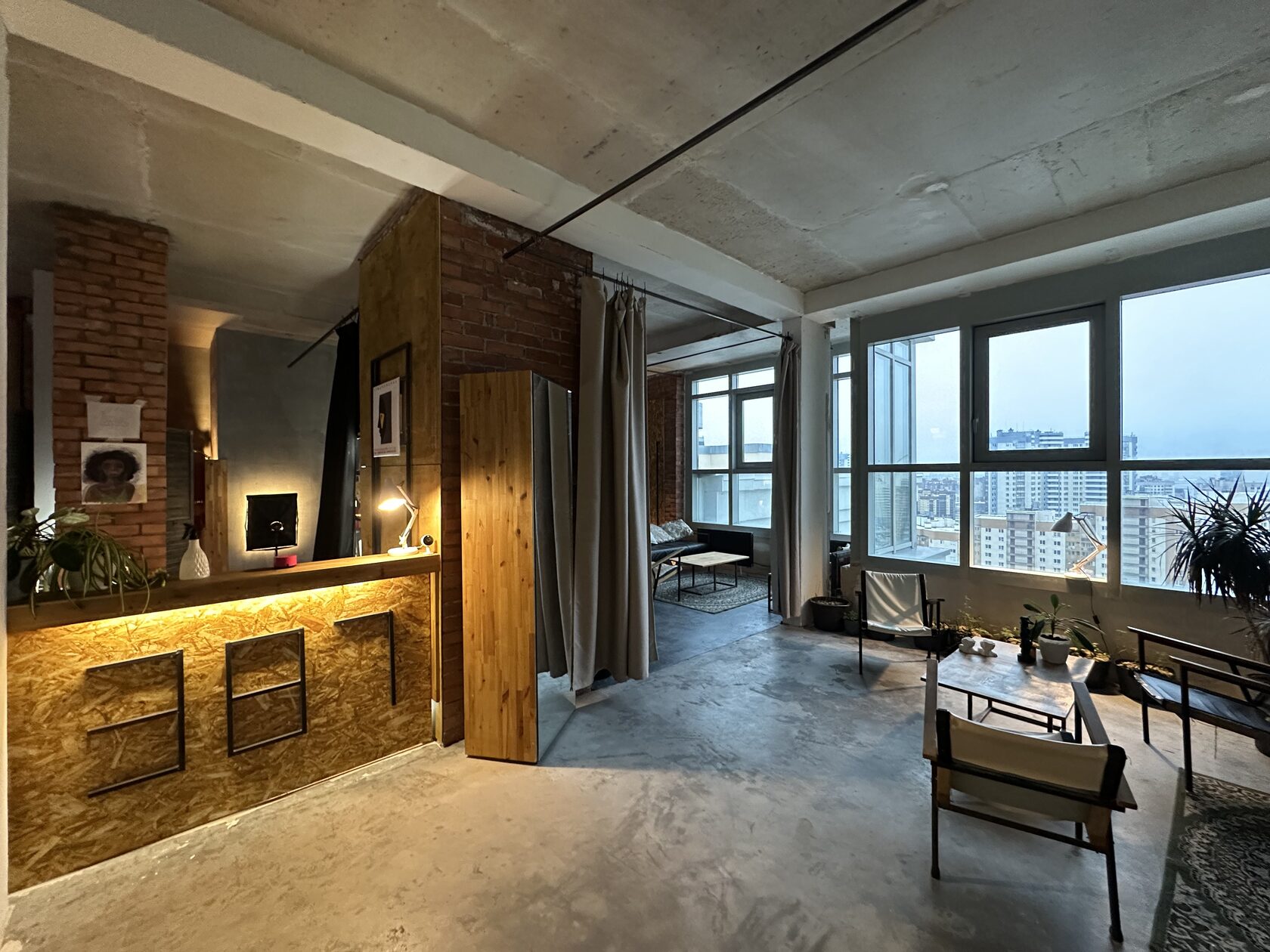 Зал с панорамным видом на город